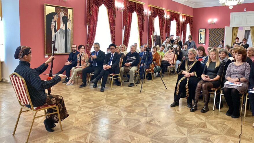 В Торжке открылась выставка, посвящённая культуре и искусству России и Индонезии