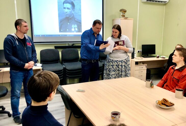 Поисковики разыскали семью красноармейца, чью медаль нашли на раскопках в Тверской области Поисковики разыскали семью красноармейца, чью медаль нашли на раскопках в Тверской области