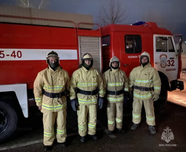 В Калязине пожарные спасли двух человек из горящей квартиры В Калязине пожарные спасли двух человек из горящей квартиры