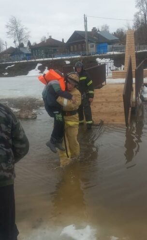 В Кашине сотрудники МЧС помогли застрявшему на смотровой площадке ребенку В Кашине сотрудники МЧС помогли застрявшему на смотровой площадке ребенку