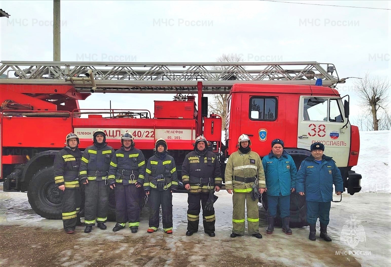 В Тверской области пожарные вывели 8 человек из задымленного дома