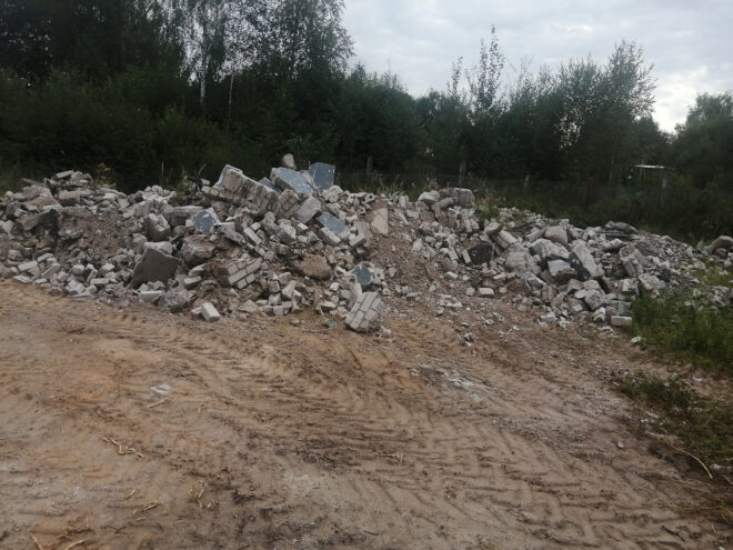 В Калининском районе Тверской области устраняют последствия загрязнения почвы битым кирпичом