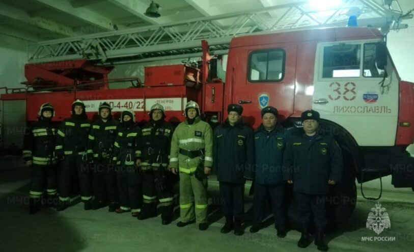 В Лихославле спасатели МЧС вывели из задымленной квартиры двух человек В Лихославле спасатели МЧС вывели из задымленной квартиры двух человек
