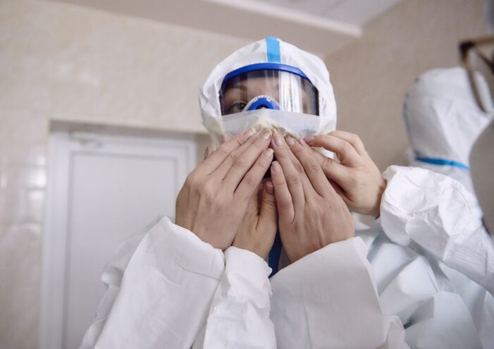 Роспотребнадзор рассказал о новом более заразном варианте коронавируса