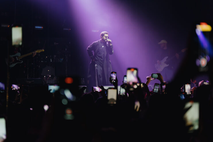 В Твери выступил популярный певец Jony Звездные разборки: Jony в Твери, новый хит Полины Гагариной и музыкальные показания в суде от Эда Ширана