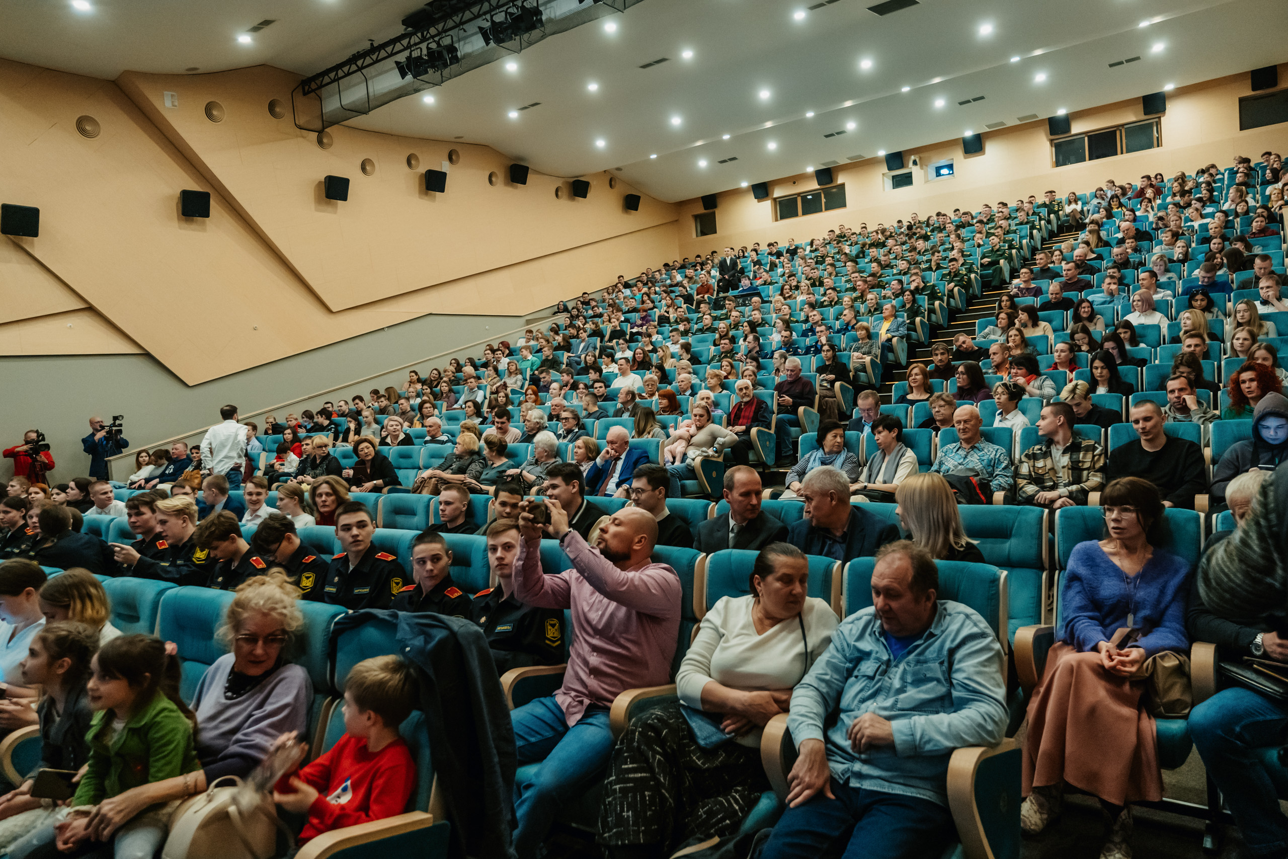 В Твери проходит региональный этап Общероссийского передвижного фестиваля «Кино на службе Отечеству» В Твери проходит региональный этап Общероссийского передвижного фестиваля «Кино на службе Отечеству»