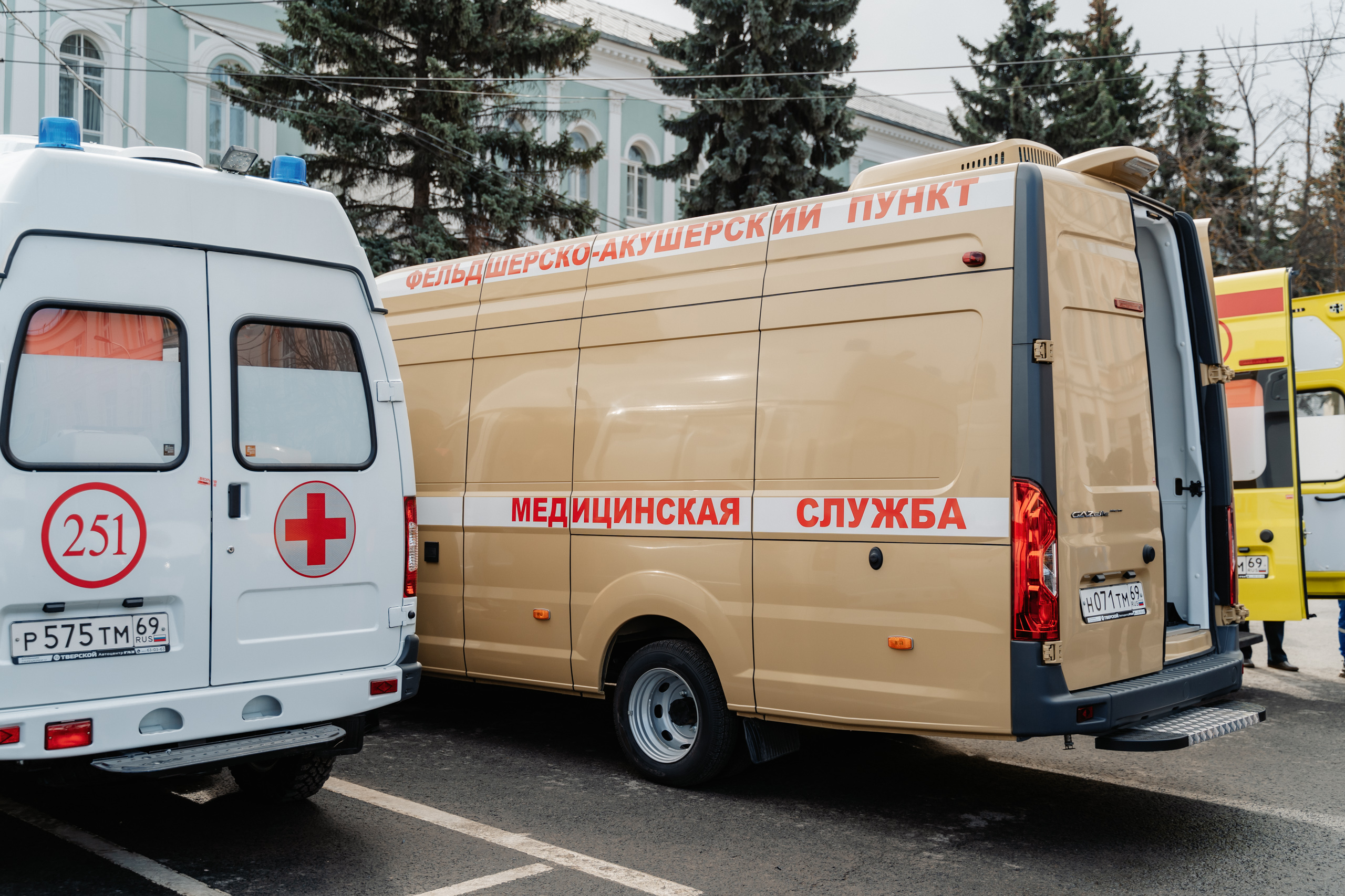 В Нелидовский округ переданы машина скорой помощи и мобильный ФАП