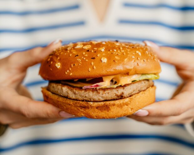 Диетолог рассказала о восьми приводящих к ожирению продуктах