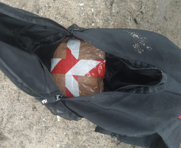 Житель Твери во время погони выбросил из машины рюкзак с наркотиками Житель Твери во время погони выбросил из машины рюкзак с наркотиками