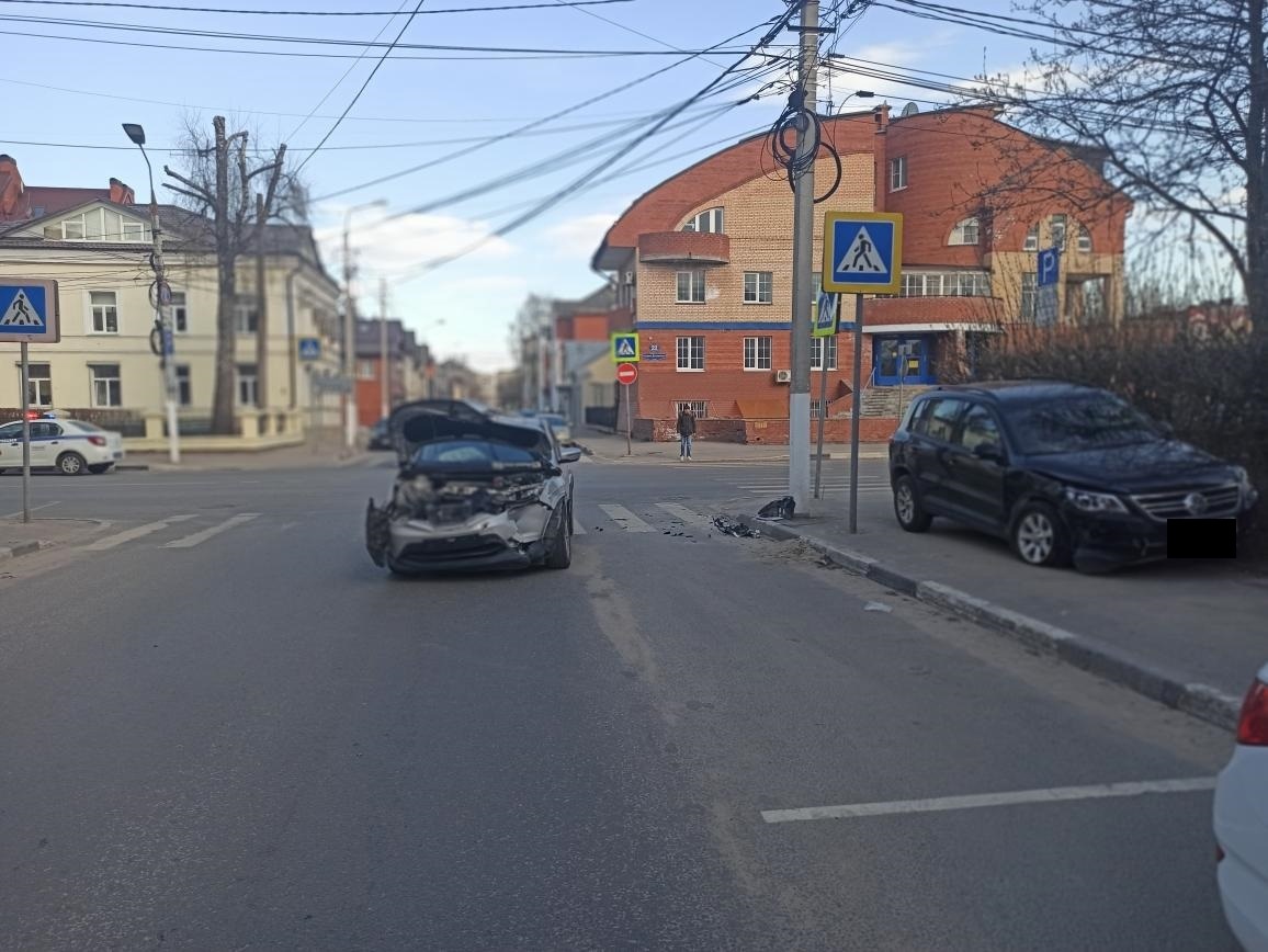 В центре Твери столкнулись два кроссовера В центре Твери столкнулись два кроссовера