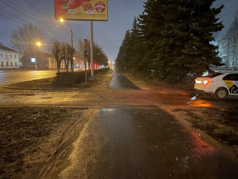В Твери ночью иномарка сбила пешехода В Твери ночью иномарка сбила пешехода