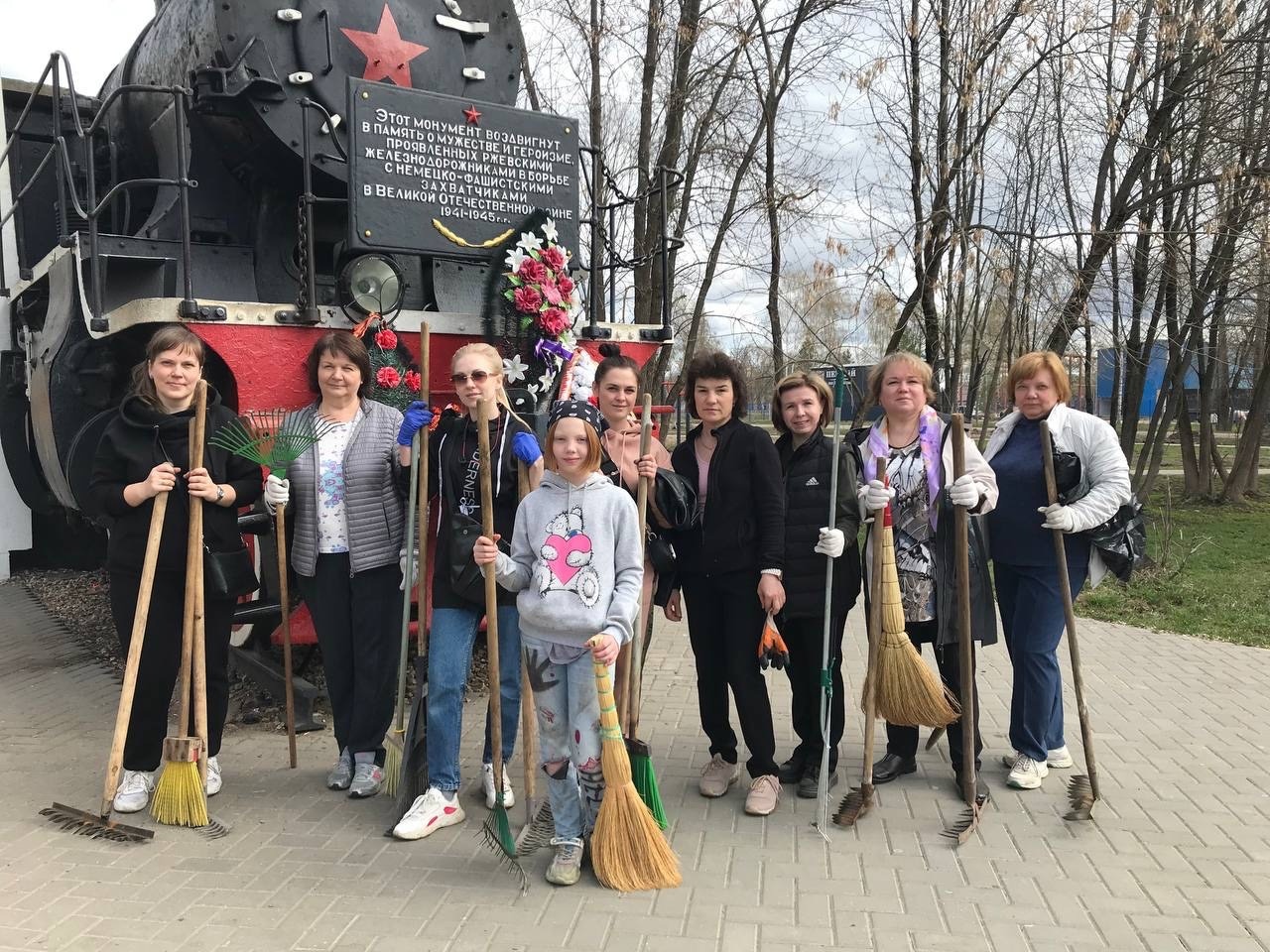 В Ржевском округе прошел субботник на воинских захоронениях
