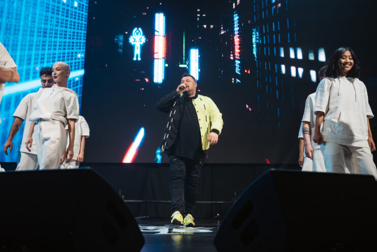 Световое шоу, хиты и звездный гость: “Руки Вверх” приехали в Тверь с новым шоу Звездные разборки: Клип Юты, скандал с хирургом и выходка фаната на концерте "Руки Вверх"