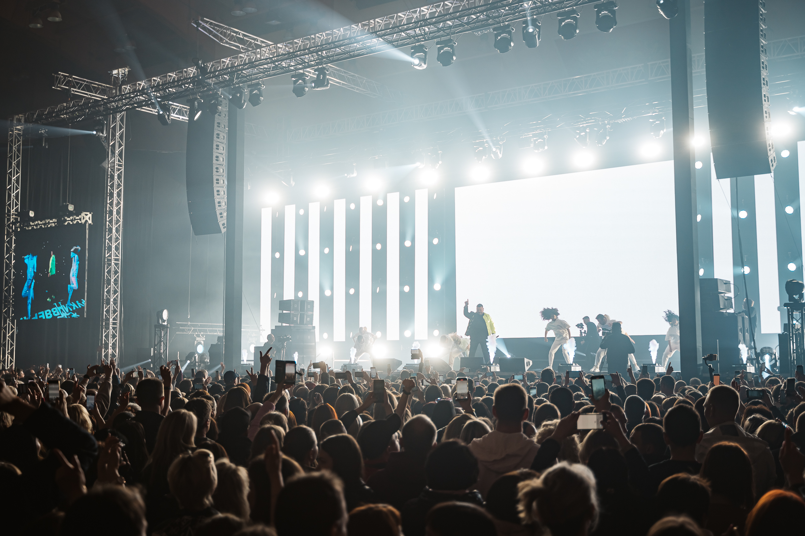 Световое шоу, хиты и звездный гость: “Руки Вверх” приехали в Тверь с новым шоу