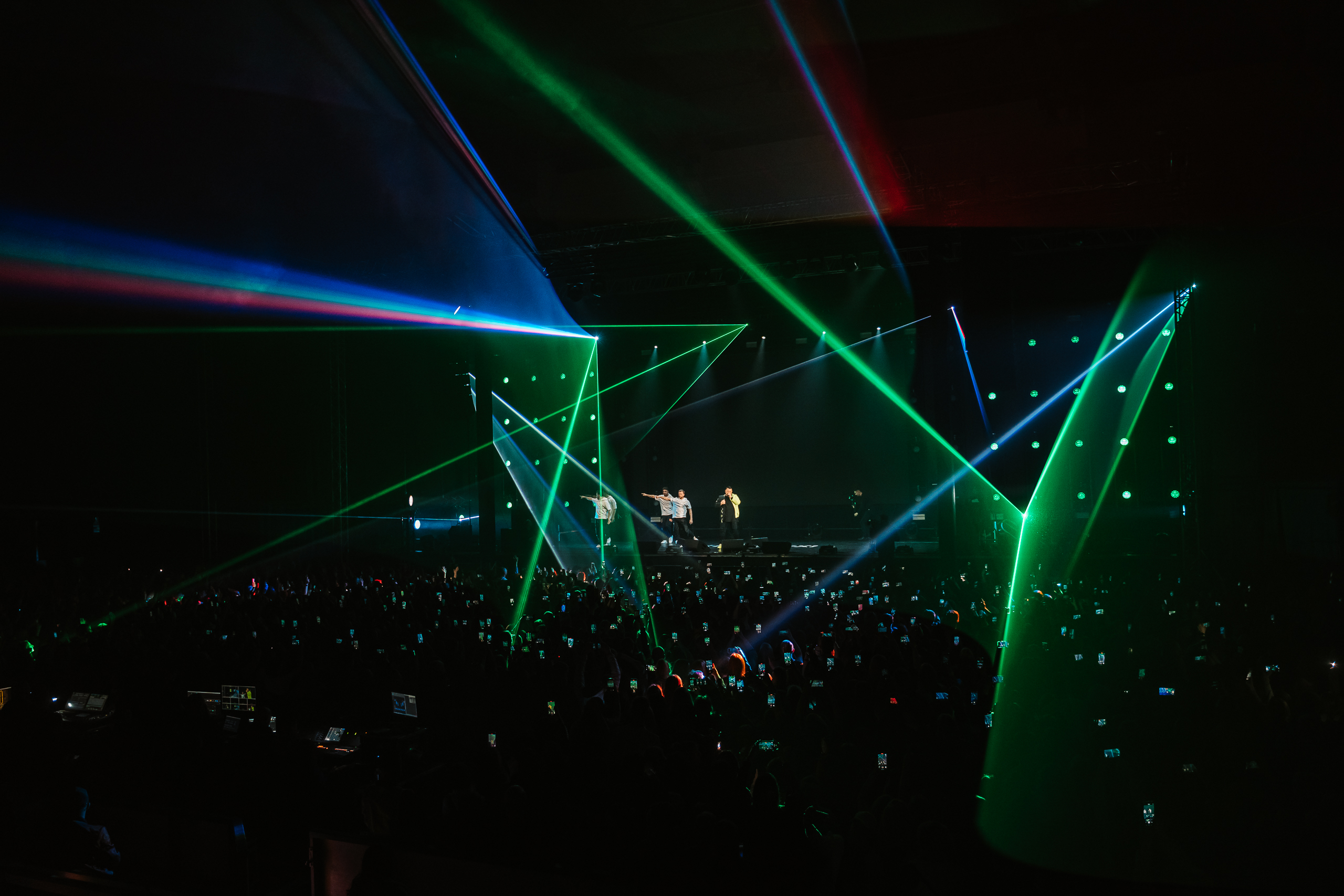 Световое шоу, хиты и звездный гость: “Руки Вверх” приехали в Тверь с новым шоу