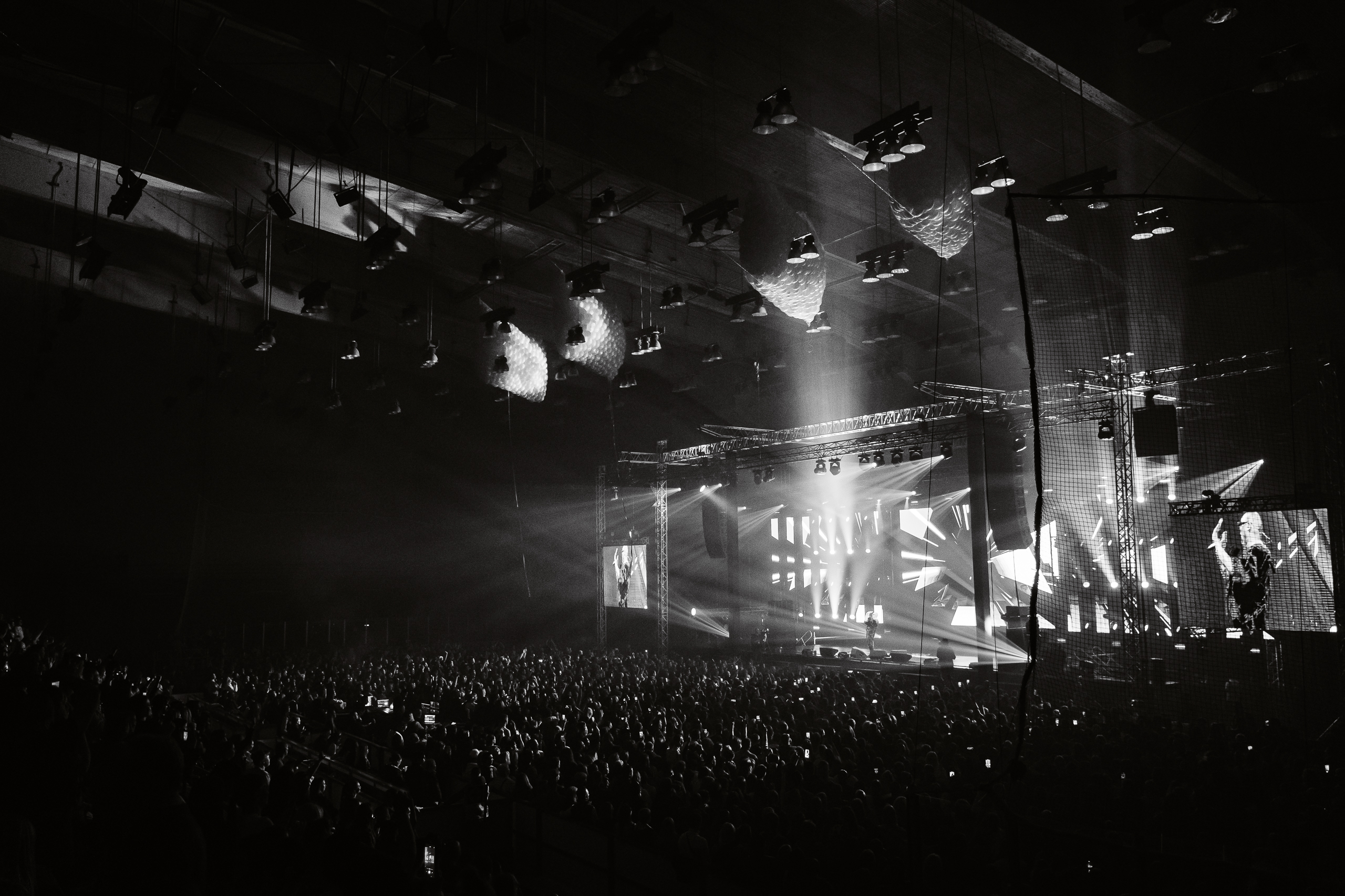 Световое шоу, хиты и звездный гость: “Руки Вверх” приехали в Тверь с новым шоу