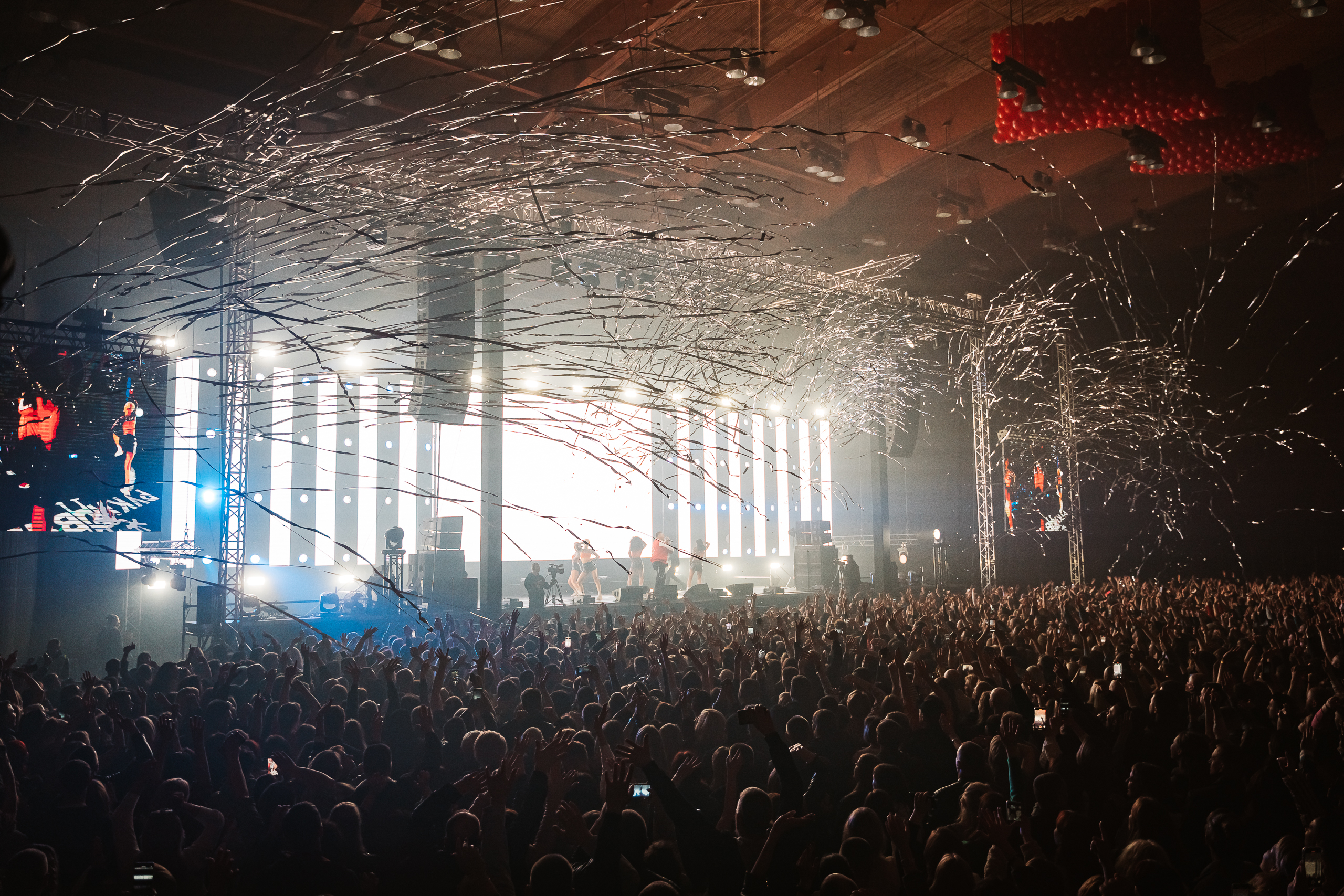 Световое шоу, хиты и звездный гость: “Руки Вверх” приехали в Тверь с новым шоу