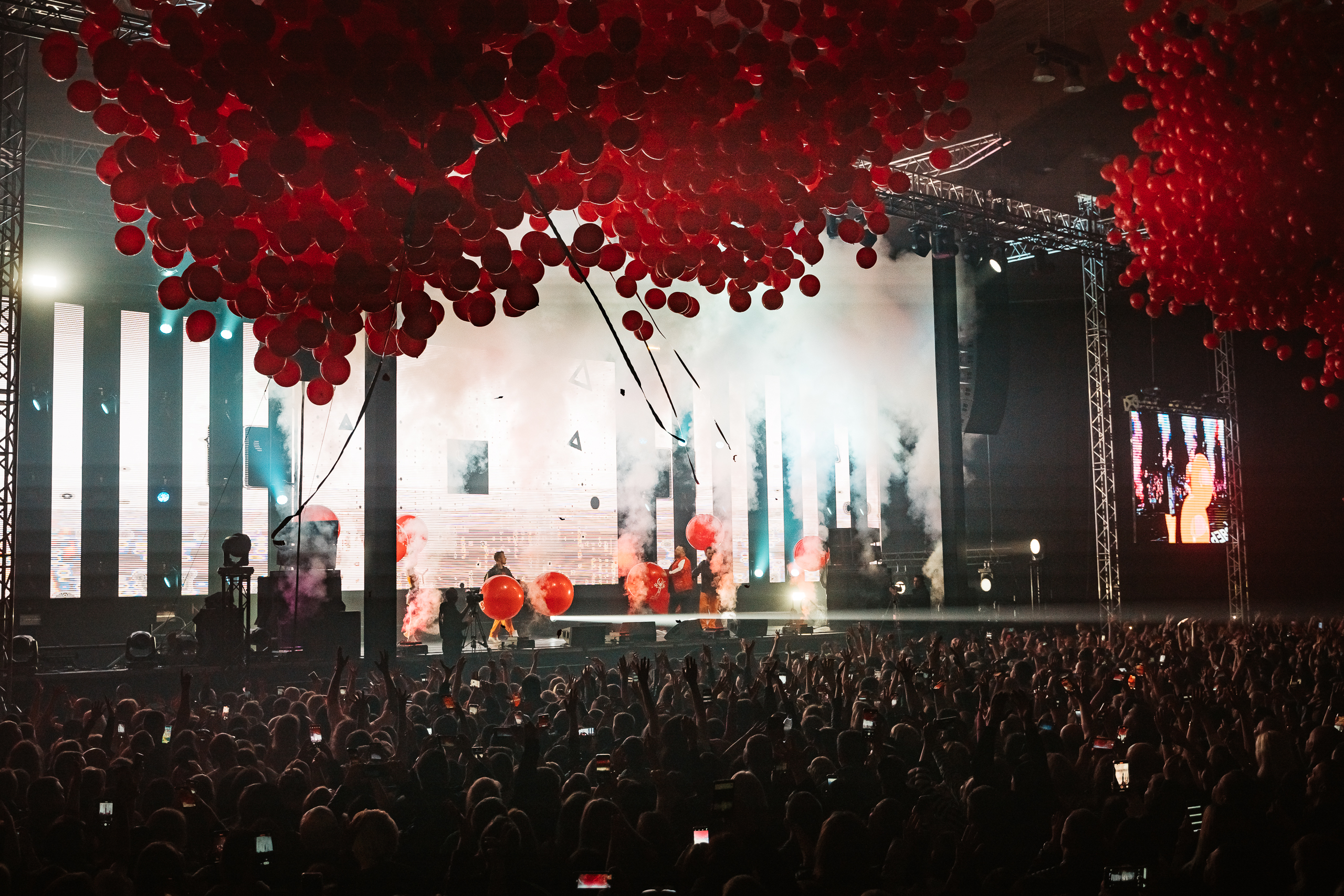 Световое шоу, хиты и звездный гость: “Руки Вверх” приехали в Тверь с новым шоу