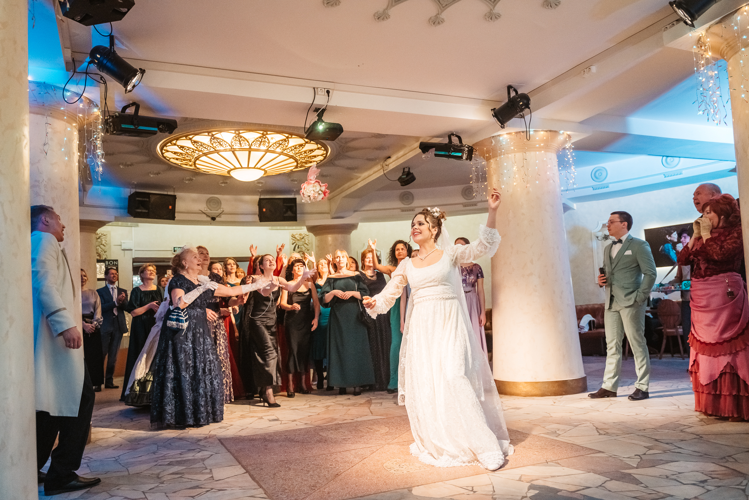 Ночь в театре: Тверской театр драмы устроил бал-маскарад