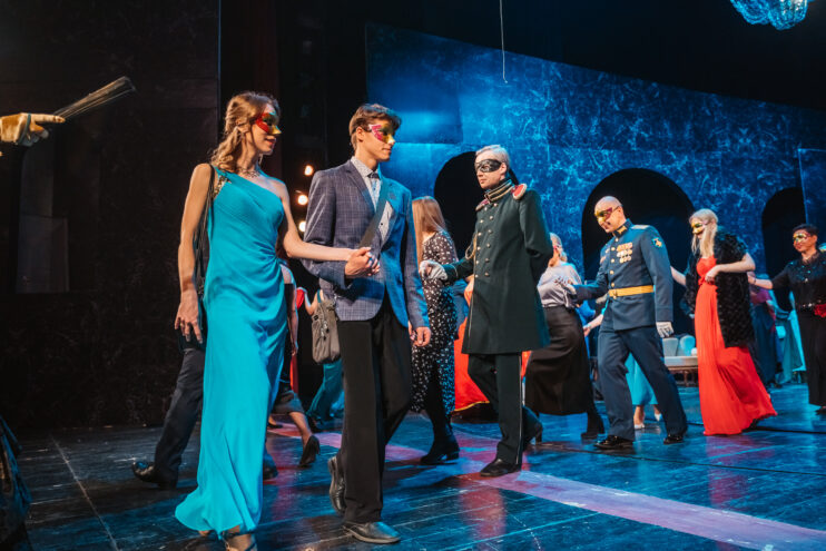 Ночь в театре: Тверской театр драмы устроил бал-маскарад Ночь в театре: Тверской театр драмы устроил бал-маскарад