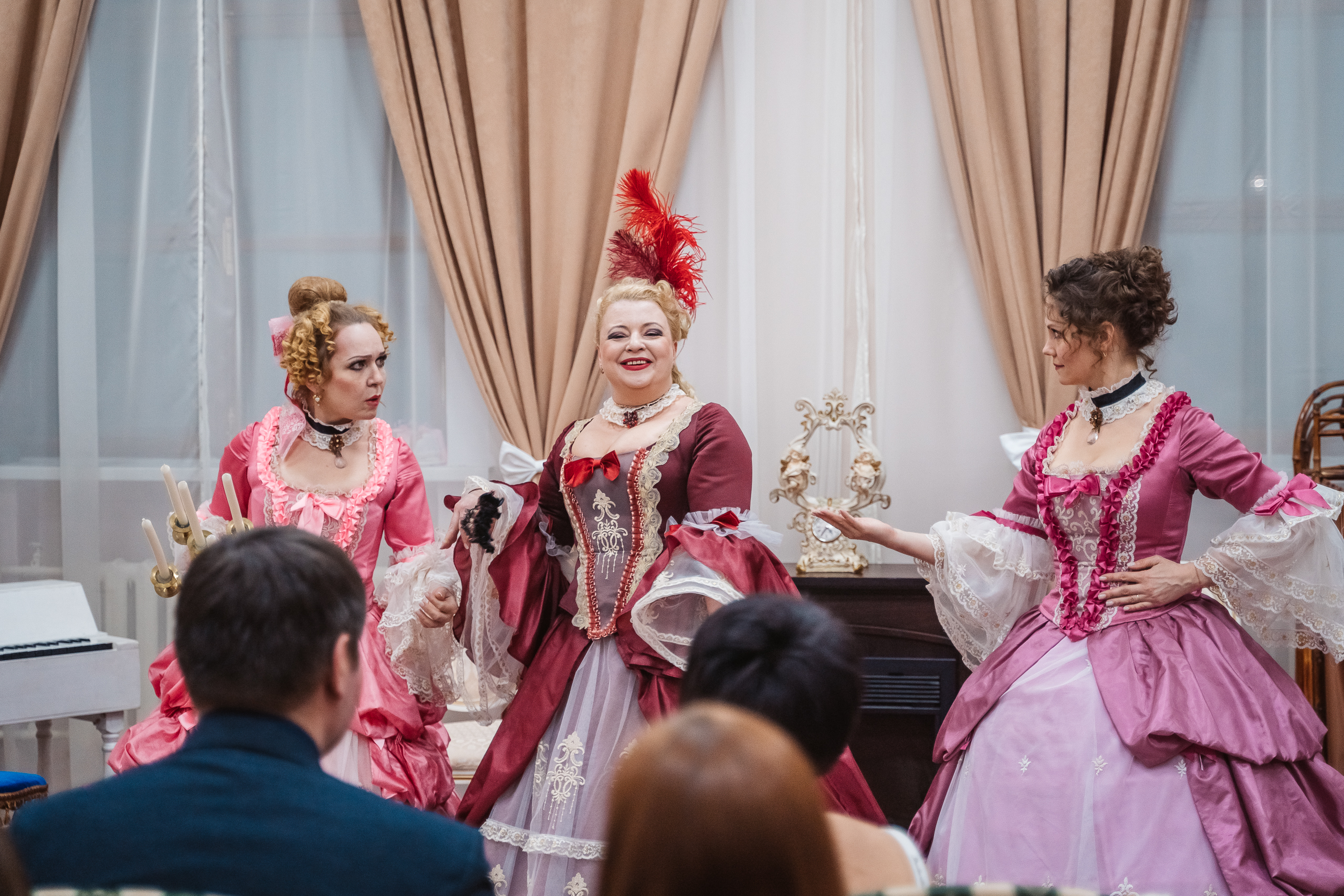 Ночь в театре: Тверской театр драмы устроил бал-маскарад