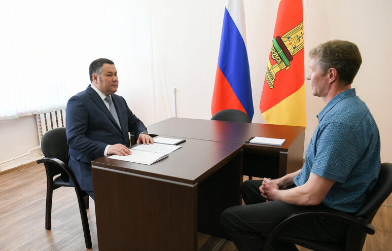 Губернатор Игорь Руденя провел прием граждан в Красном Холме Губернатор Игорь Руденя провел прием граждан в Красном Холме