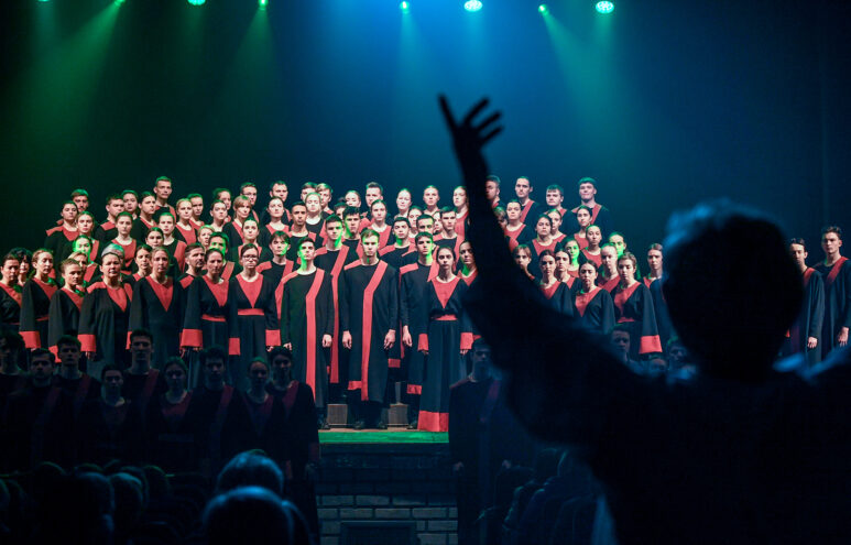 В Твери представили кросс-культурный спектакль «Покуда сердца стучат…»