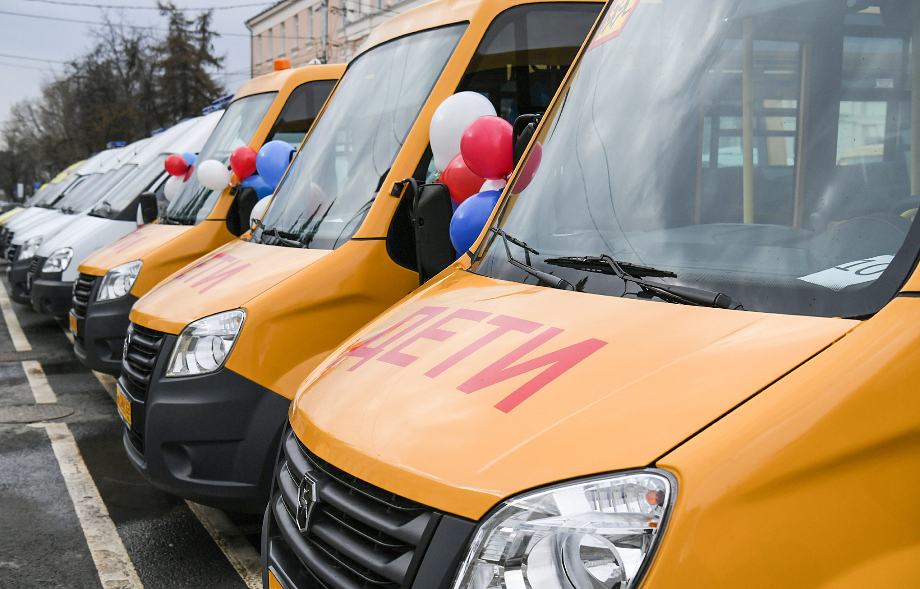 Муниципалитеты Тверской области получили школьные автобусы и машины скорой помощи Муниципалитеты Тверской области получили школьные автобусы и машины скорой помощи