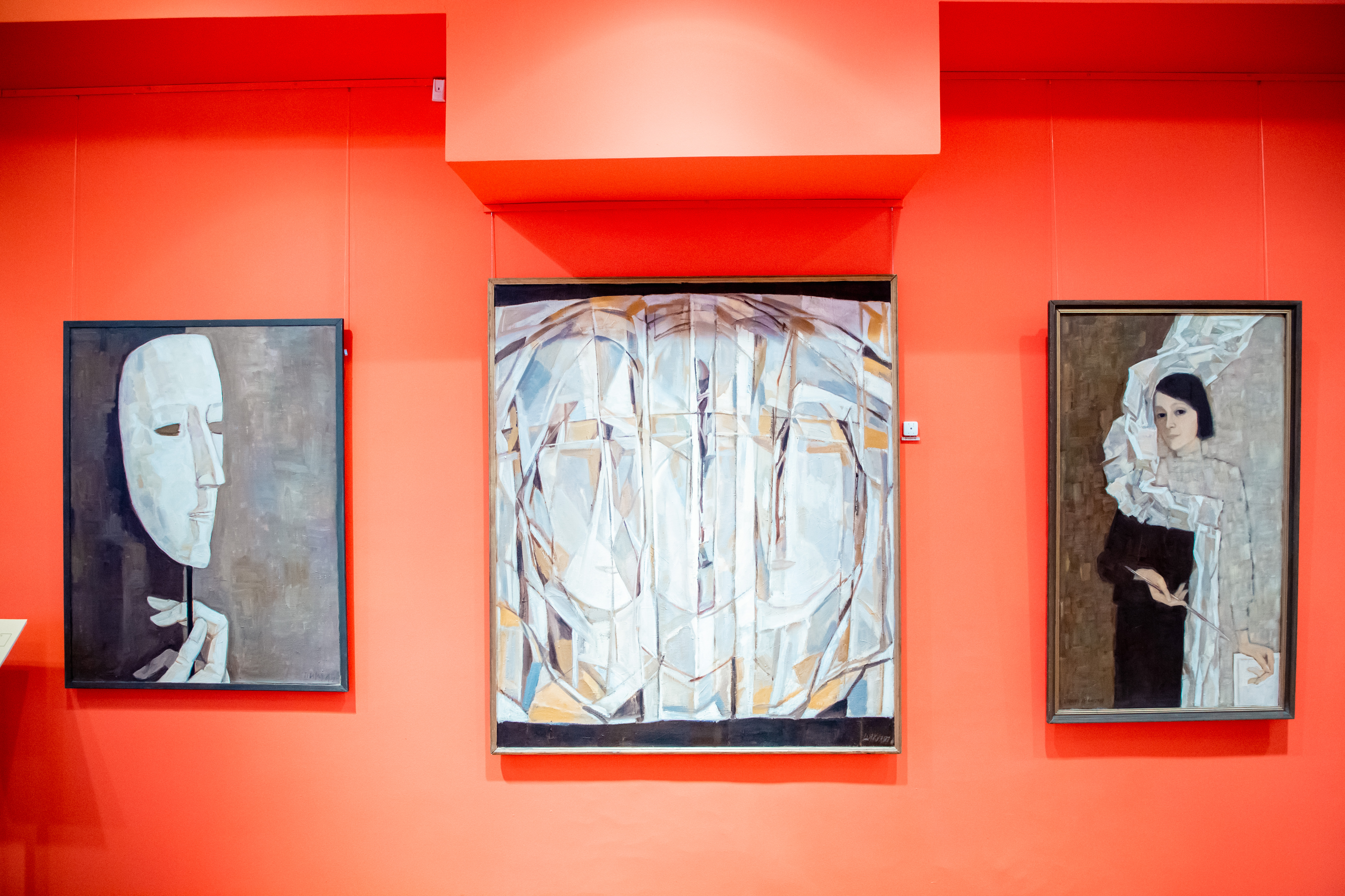 Дух времени: В Тверской областной картинной галерее впервые открылась выставка Надежды Цикулиной