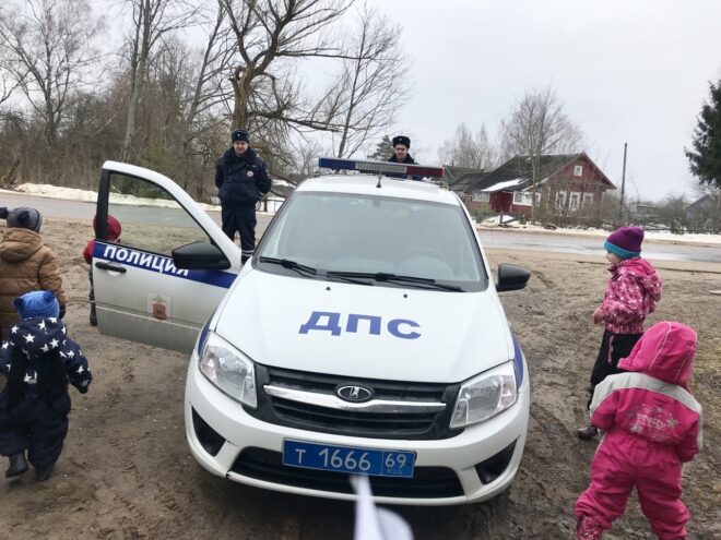 В Тверской области сотрудники Госавтоинспекции продолжают проводить беседы с дошкольниками В Тверской области сотрудники Госавтоинспекции продолжают проводить беседы с дошкольниками