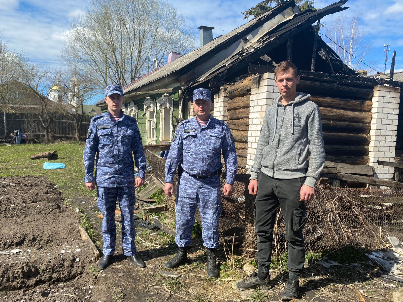 В Торжке сотрудники Росгвардии спасли ребенка из загоревшегося дома В Торжке сотрудники Росгвардии спасли ребенка из загоревшегося дома