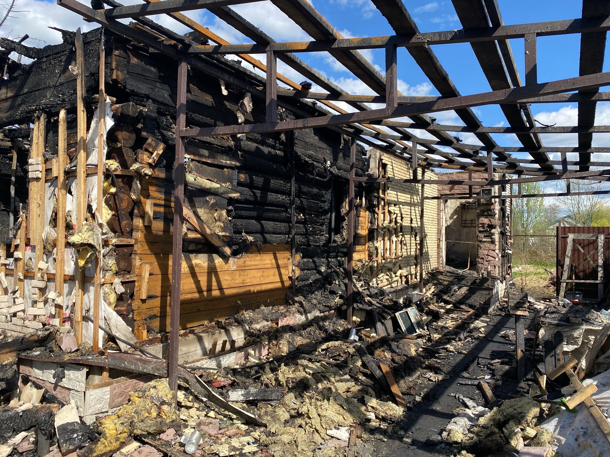 В городе Конаково ночью горел жилой дом В городе Конаково ночью горел жилой дом