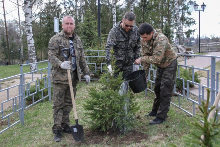 В Ржевском округе прошел субботник на воинских захоронениях В Ржевском округе прошел субботник на воинских захоронениях