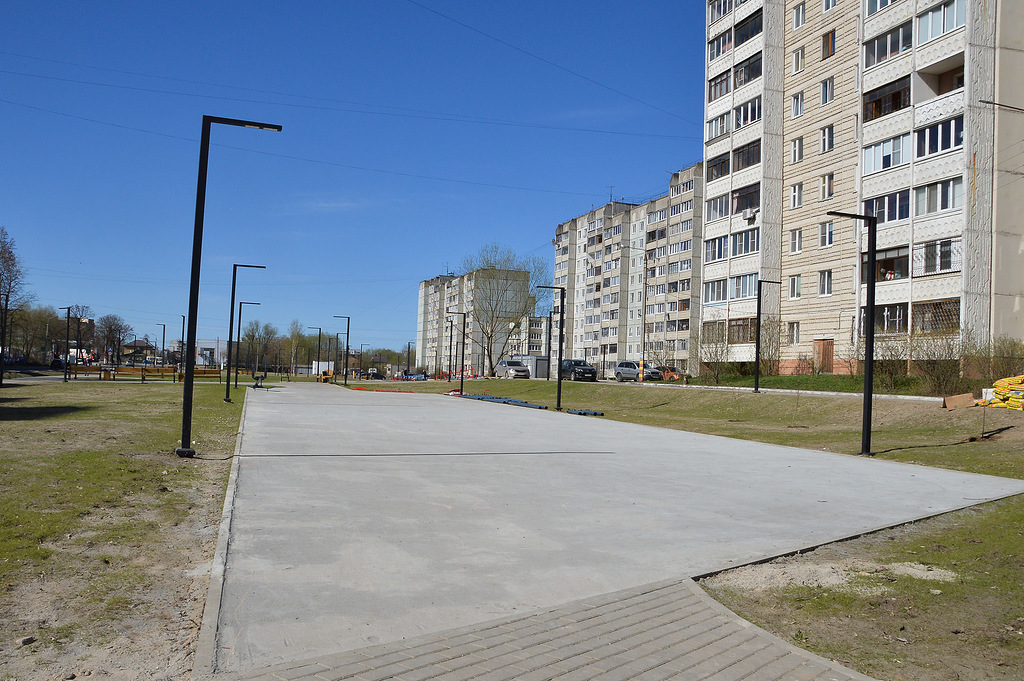 В Твери продолжается благоустройство сквера на Хромова