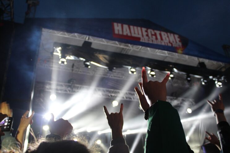 Звездные разборки: "Нашествия" опять не будет, Zivert сняла документальный фильм, а Агутин написал песню к фильму "Онегин"