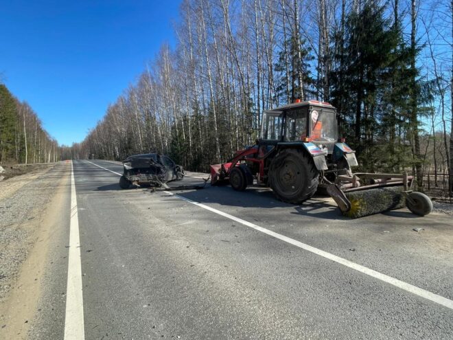 В Тверской области столкнулись два автомобиля и трактор В Тверской области столкнулись два автомобиля и трактор