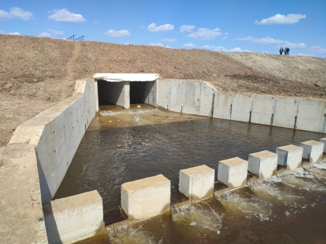 На реке Десенка в Тверской области продолжается капитальный ремонт гидротехнического сооружения