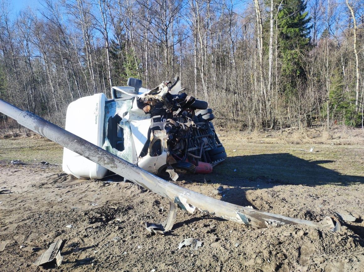 В Тверской области водитель уснул за рулем и опрокинул грузовой автомобиль В Тверской области водитель уснул за рулем и опрокинул грузовой автомобиль