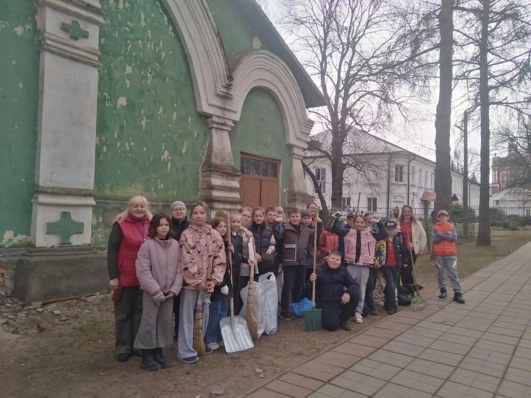 В Торопце прошёл субботник у старинного здания музея В Торопце прошёл субботник у старинного здания музея