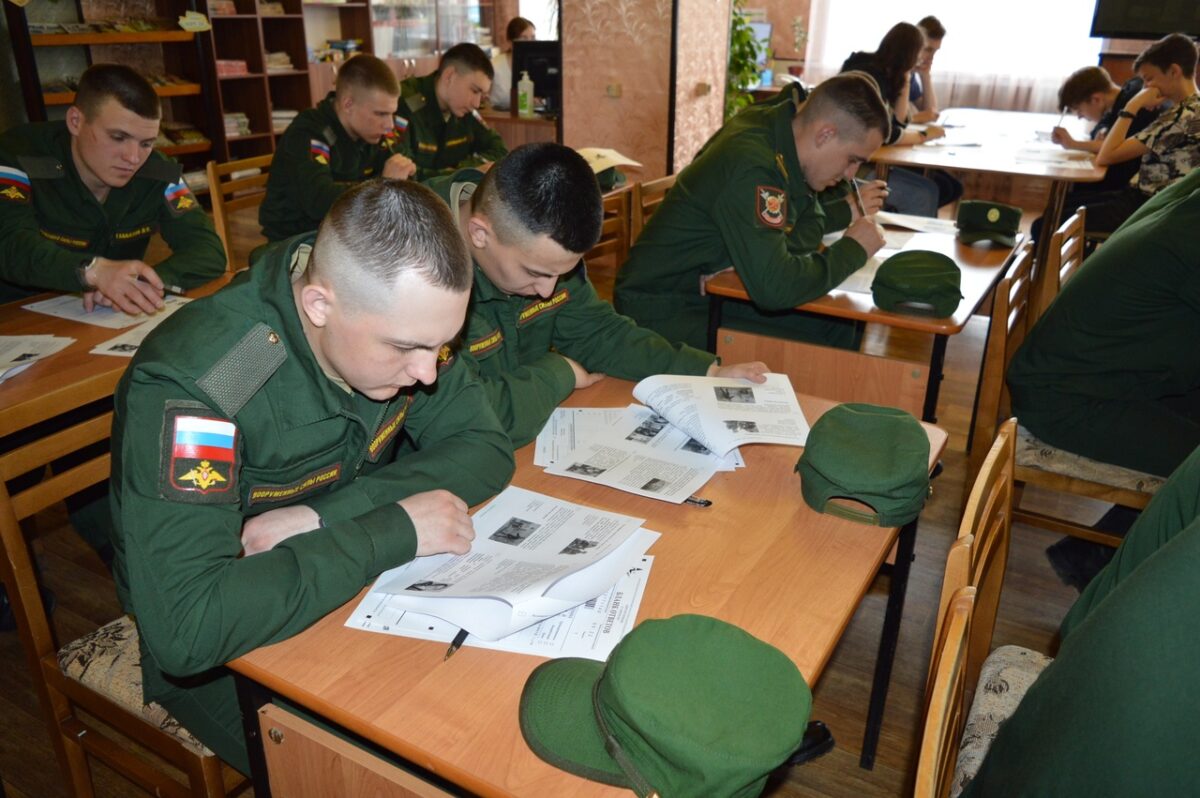 Солдаты срочники написали исторический диктант в Торопце Солдаты срочники написали исторический диктант в Торопце