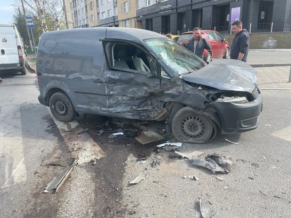 Две иномарки не поделили дорогу в Твери Две иномарки не поделили дорогу в Твери