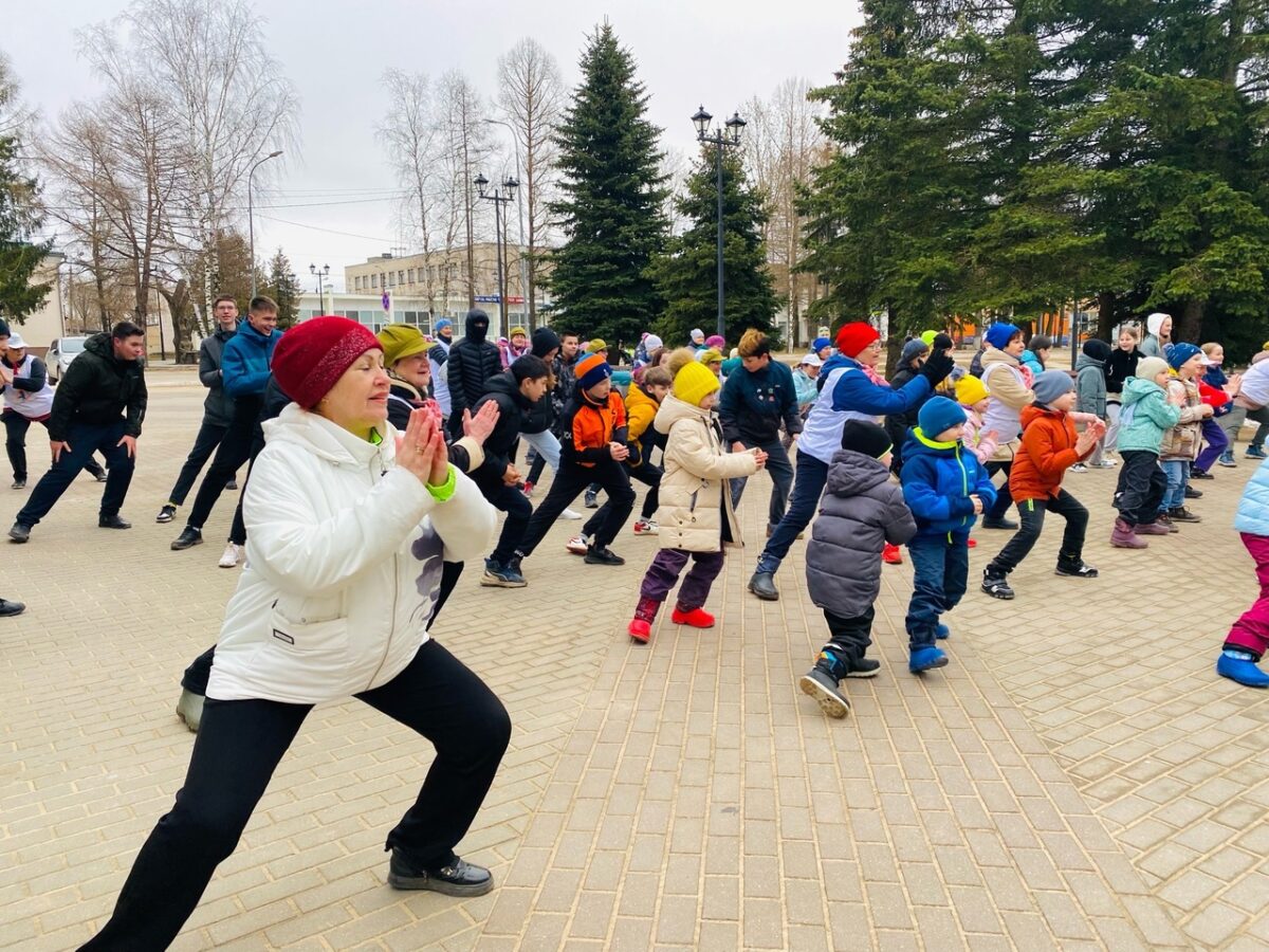 Общегородская зарядка прошла в Лихославле Общегородская зарядка прошла в Лихославле