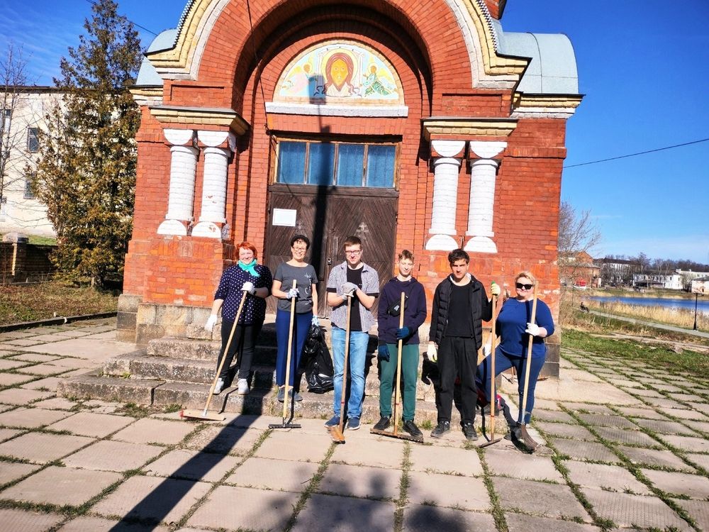 Волонтёры в Бологое вышли на субботник у поминальной часовни