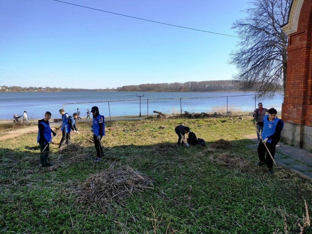 Волонтёры в Бологое вышли на субботник у поминальной часовни