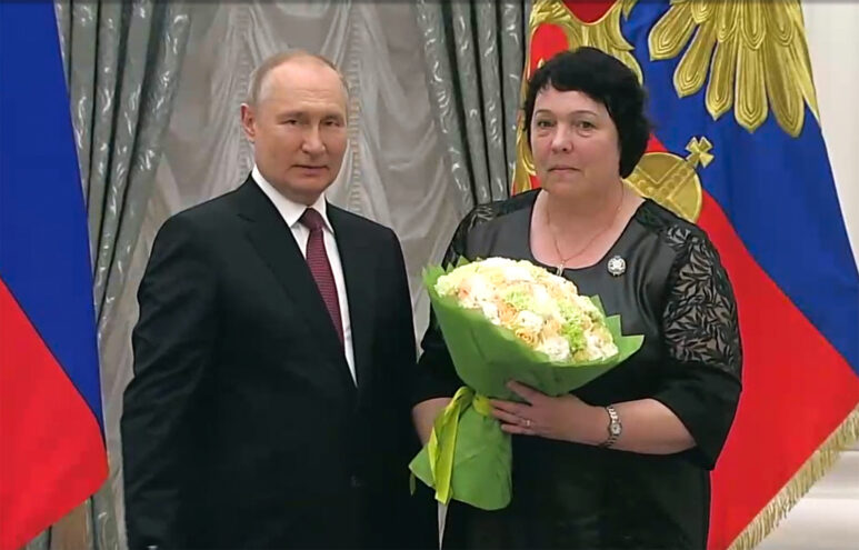 Владимир Путин вручил государственную награду педагогу Жарковской школы №1