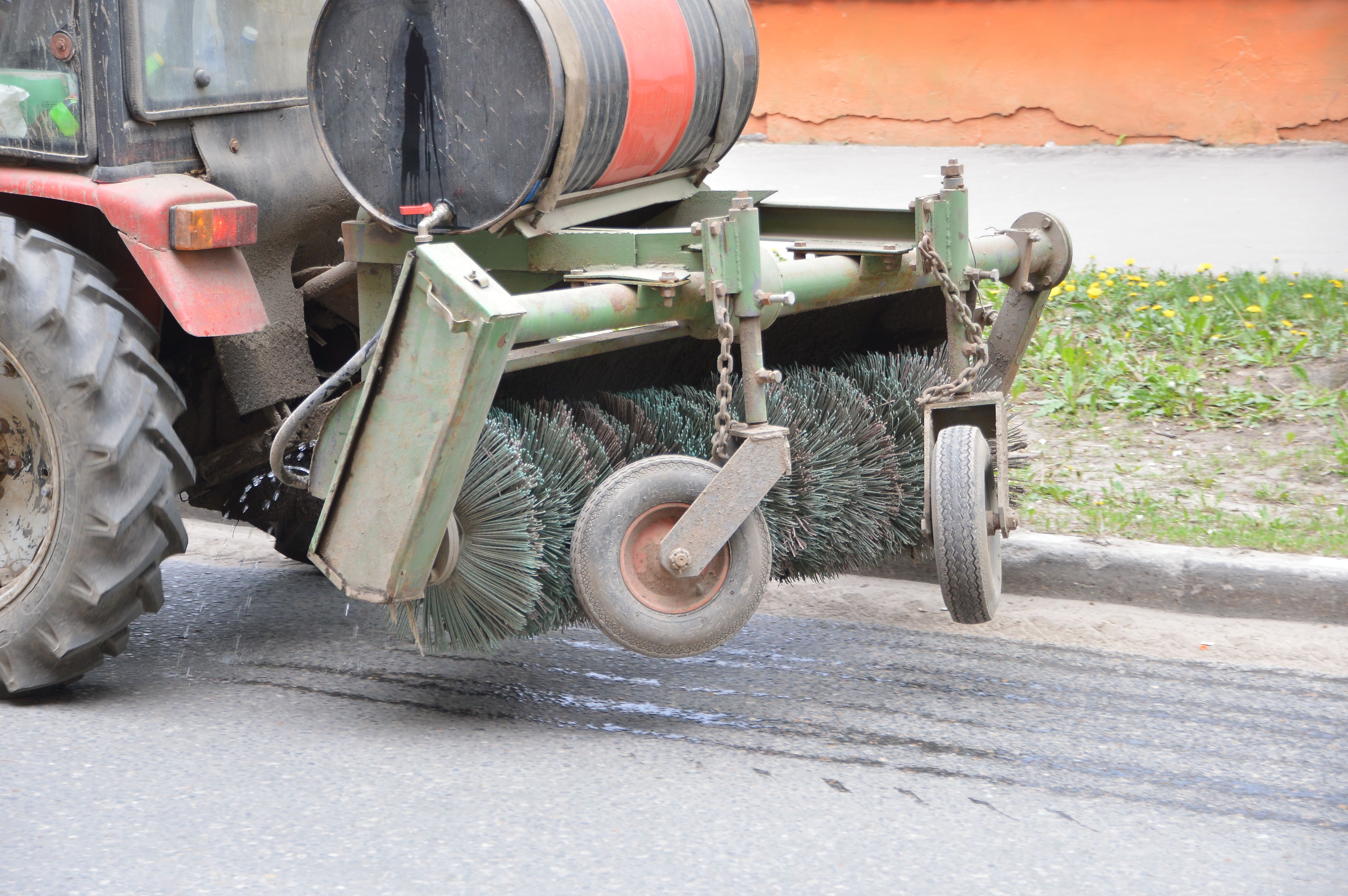 В Твери проводятся работы по летнему содержанию улично-дорожной сети