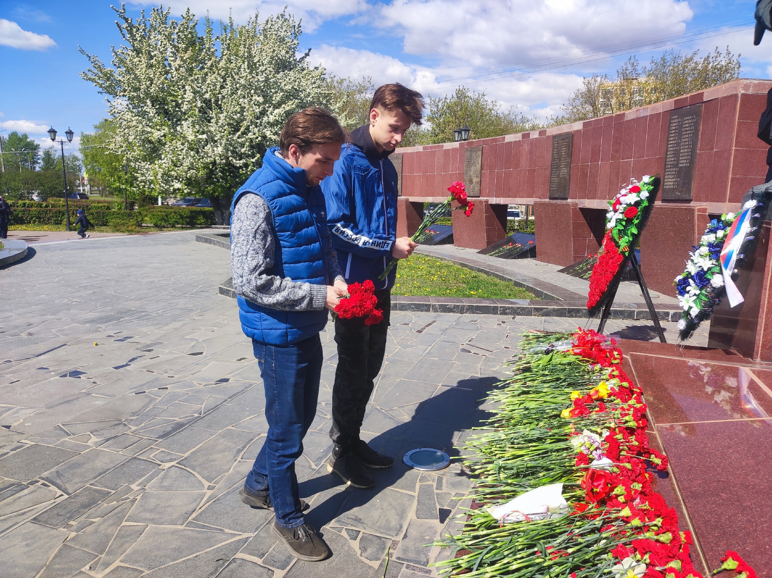 Волонтеры «Единой России» участвуют в праздничных акциях Волонтеры «Единой России» участвуют в праздничных акциях