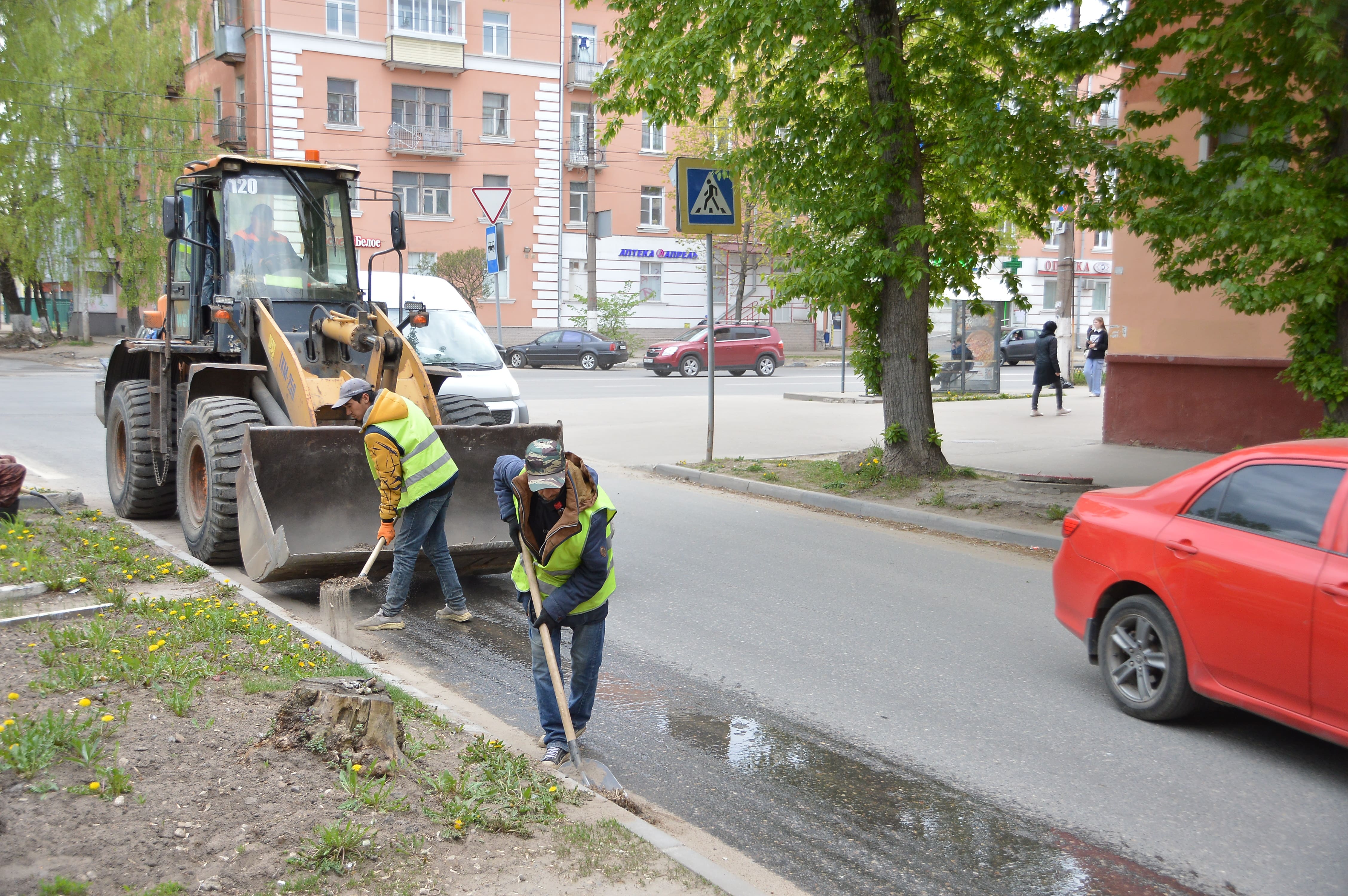 В Твери проводятся работы по летнему содержанию улично-дорожной сети