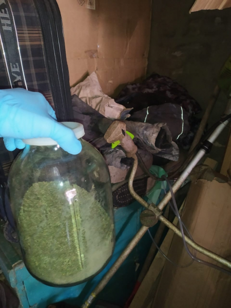 Банки с наркотиком нашли полицейские в гараже у жителя Тверской области