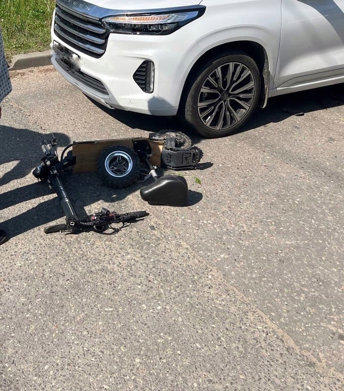 В Твери иномарка сбила самокатчика